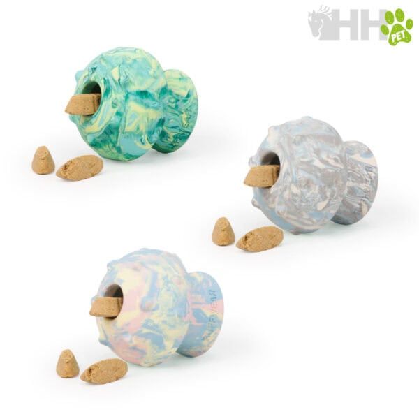 Coloridos dispensadores de bolsas para perros, con aroma y práctico diseño en tienda de mascotas.