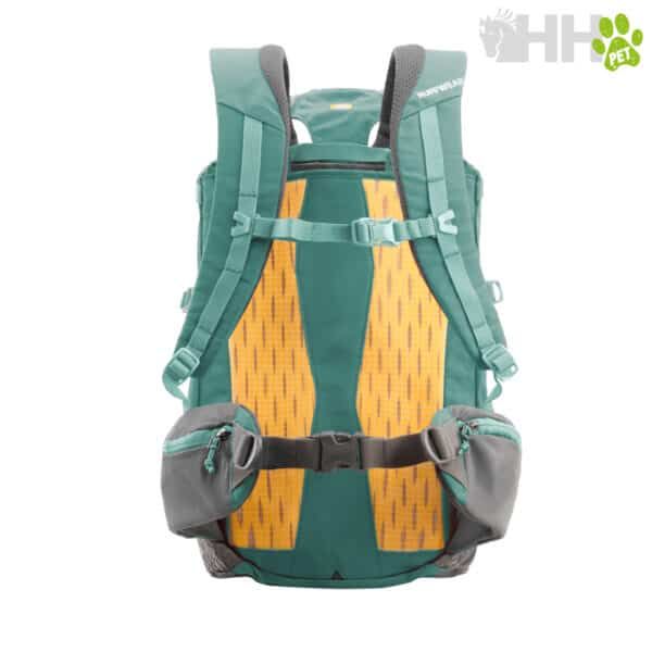 Mochila de senderismo con compartimentos y correas ajustables para actividades al aire libre.