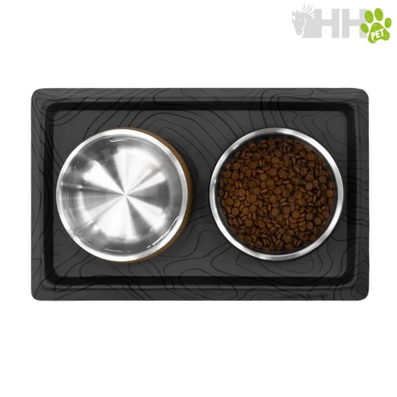 Alimentos para mascotas en platos de metal y madera.