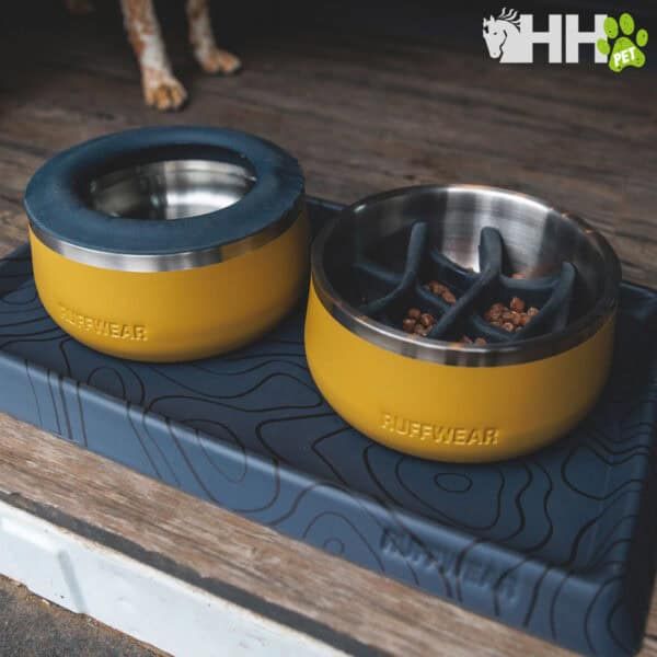 Cuencos de comida para mascotas en color amarillo con forros de acero inoxidable y antideslizantes.