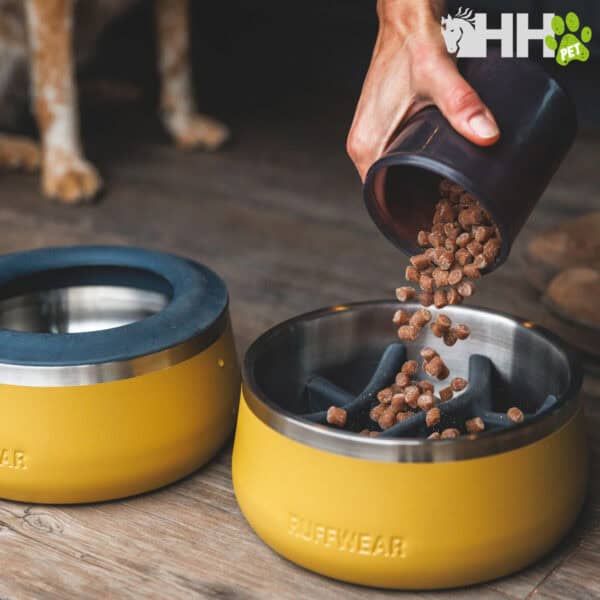 Golosinas para mascotas en comedero interactivo de diseño moderno.