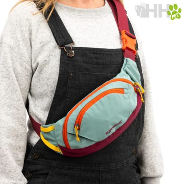 Bolsa bandolera deportiva roja y azul para excursiones y actividades al aire libre.