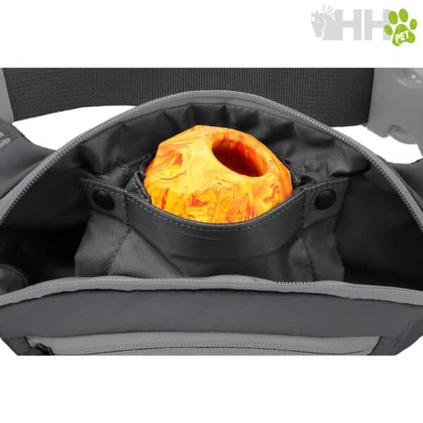 Botella de agua con funda térmica en mochila para mascotas.