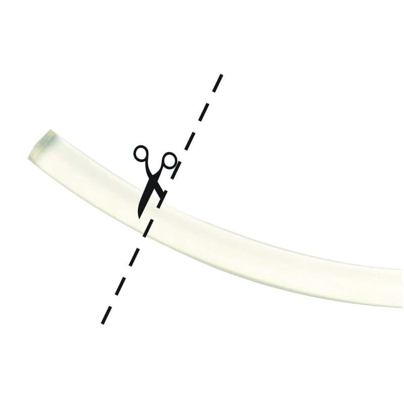 Cinta métrica con tijeras cortando por la mitad, símbolo de medición y ajuste en regalos y disfraces.