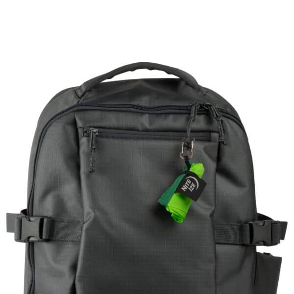 Mochila negra de estilo urbano con múltiples compartimentos y cierres resistentes para viajes y uso diario.