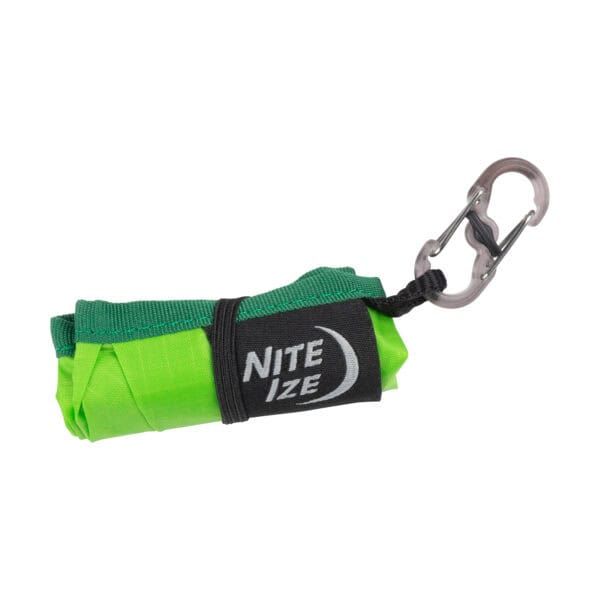 Llavero con cinta reflectante y clip de seguridad para excursions y actividades nocturnas.