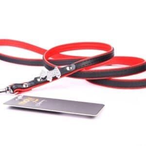 Correa de piel de lujo con detalles brillantes y hebilla elegante, ideal para mascotas de alta gama.