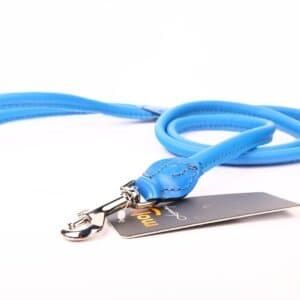 Correa de piel azul para perros de 120 cm, resistente y elegante, ideal para paseos y entrenamiento.