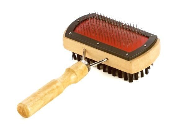 Cepillo de madera con cerdas dobles para pelajes medianos y largos, ideal para un cepillado profesional en mascotas.
