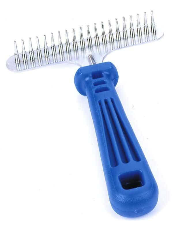 Rastrillo metálico para eliminar subpelo suelto sin dañar el manto. Ideal para grooming y cuidado de mascotas.