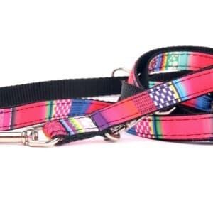 Correa para mascotas de tela con diseño colorido y ajustable, ideal para perros pequeños y medianos.