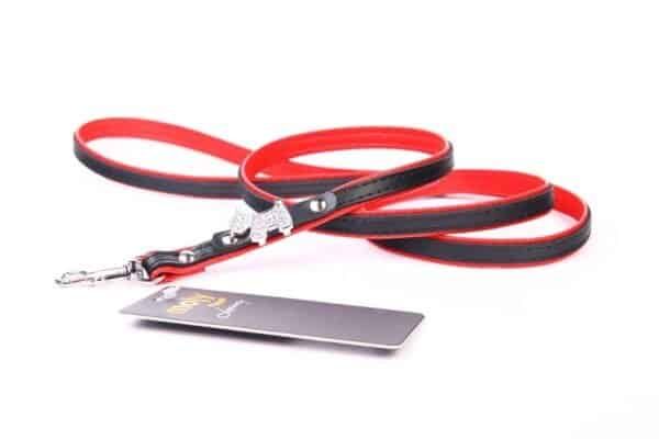 Correa para mascotas en piel de alta calidad, con charms de joya y acabado elegante, ideal para perros grandes.