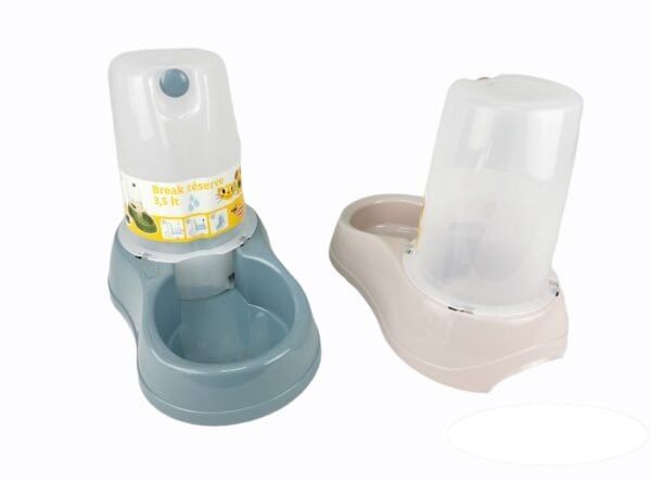 Bebedero automático de 3.5 litros para mascotas, ideal para mantener hidratados a perros y gatos en casa o exteriores.