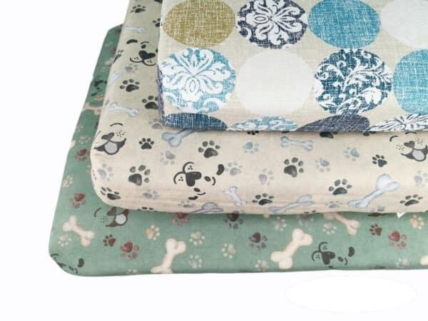 Almohada y ropa para mascotas en diseños divertidos y cómodos.