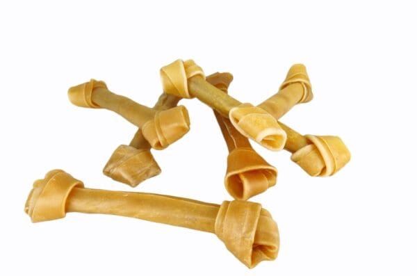 Huesos con nudo para perros, snack natural resistente, ideal para masticar y entretener, en bolsa de 10 unidades.