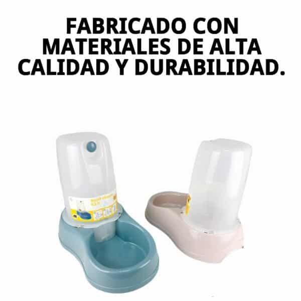 Bebedero de 6,5 litros para perros, fabricado con materiales resistentes y duraderos. Ideal para mantener a tu mascota hidratada.