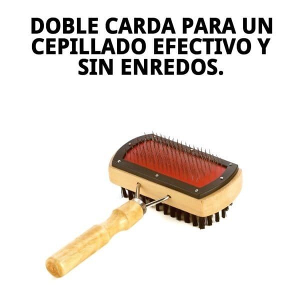Alt: Cepillo de bambú y carda doble para grooming profesional de mascotas, ideal para pelajes largos y medios.