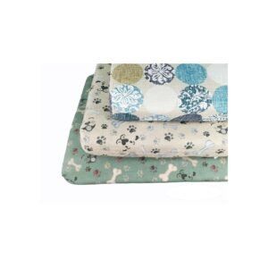 Fondo de cama infantil con patrones divertidos de perros y huesos en diferentes colores.