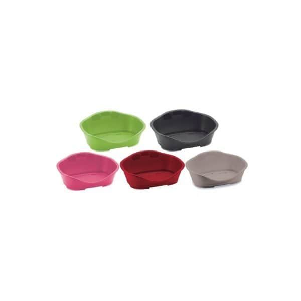 Macetas plásticas en varios colores: verde, negro, rosa, rojo y gris ideales para plantas y decoración.