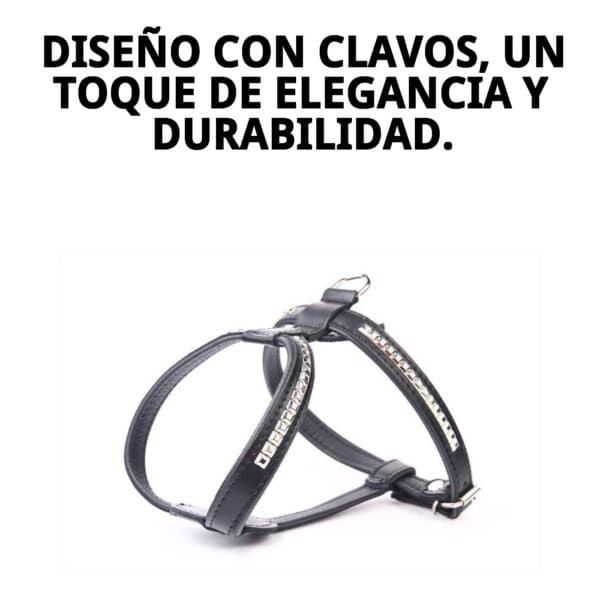 Arnés de piel con clavos de 90 cm, resistente y con estilo para mascotas exclusivas.