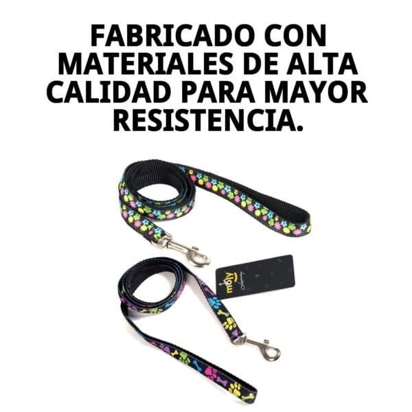 Correa de piel con diseño de flores y huellas, resistente y de alta calidad, ideal para mascotas.