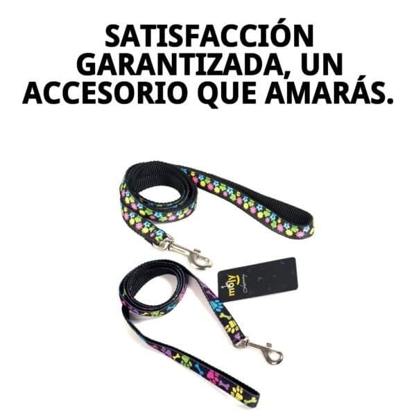 Correa de piel en fantasía de 130 cm con diseño floral y mosquetón robusto para mascotas.