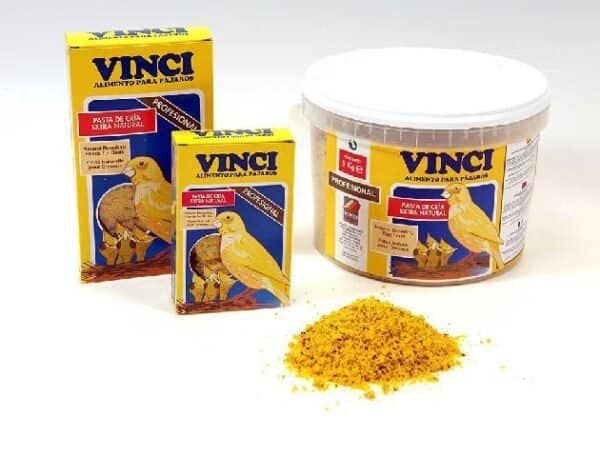 Pasta de cría amarilla Vinci, ideal para alimentación de aves, en presentación de 1 kg y en paquetes pequeños.